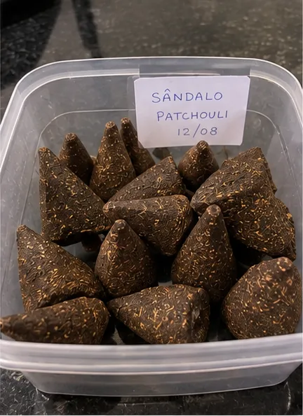 Cones de sândalo e patchouli após a cura